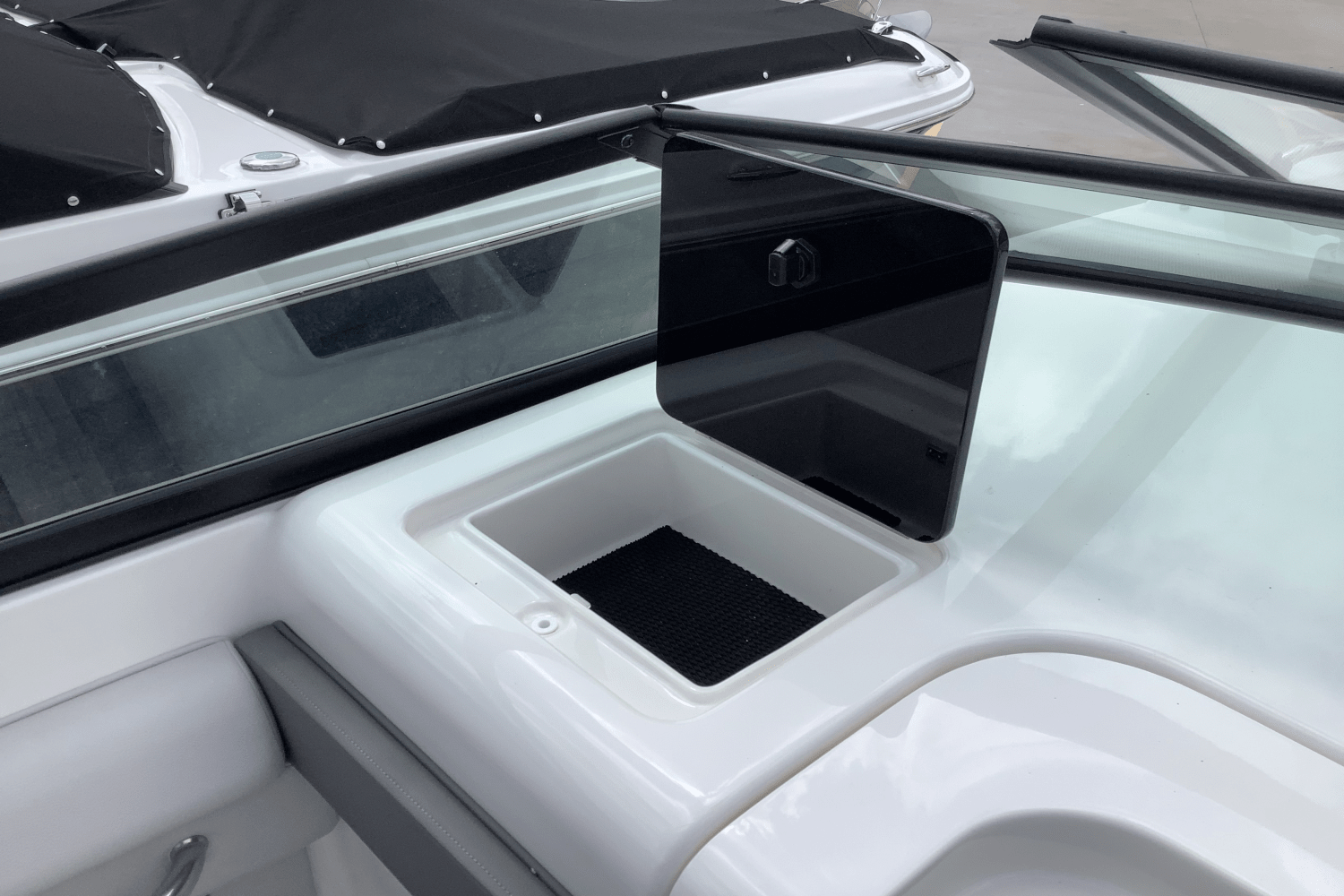 Slide: The Image of Sea Ray SDX 290 Outboard 2025 - 27