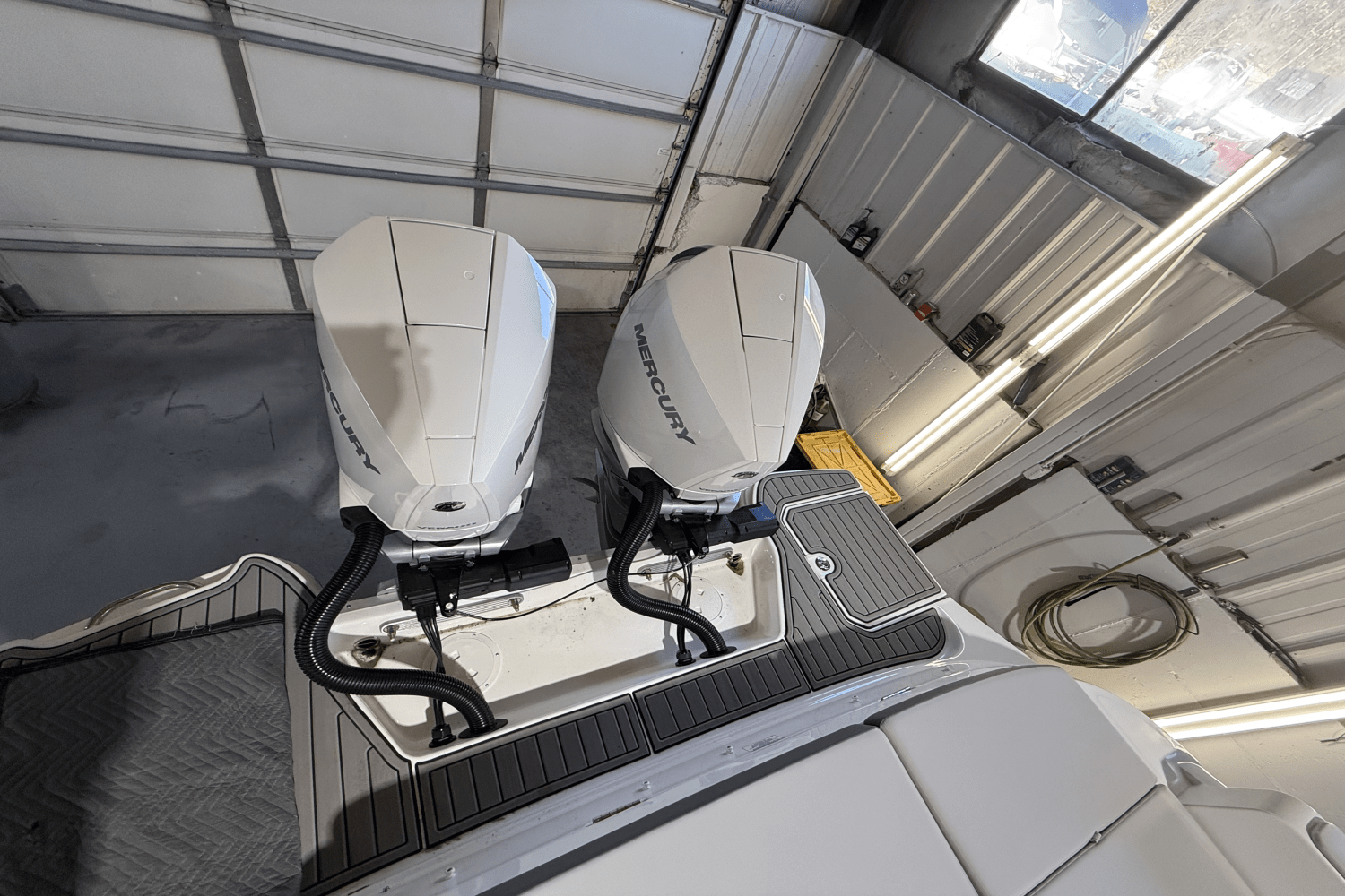 Slide: The Image of Sea Ray SDX 290 Outboard 2025 - 28