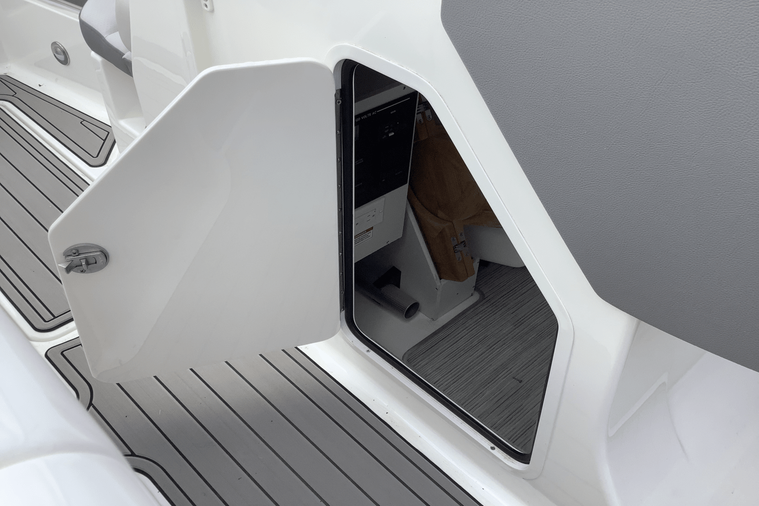 Slide: The Image of Sea Ray SDX 290 Outboard 2025 - 29