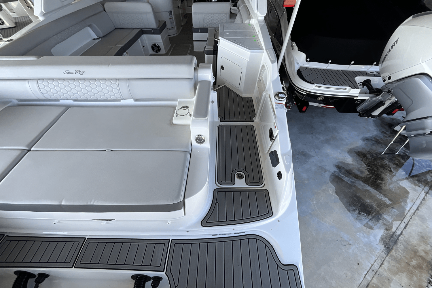 Slide: The Image of Sea Ray SDX 290 Outboard 2025 - 3