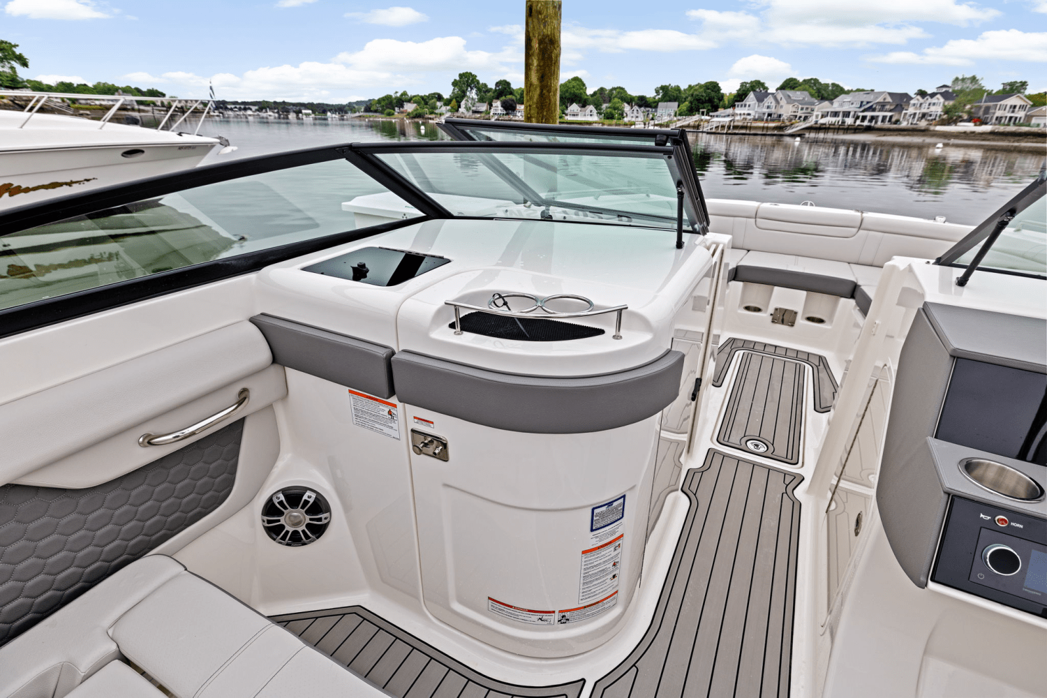 Slide: The Image of Sea Ray SDX 290 Outboard 2025 - 32