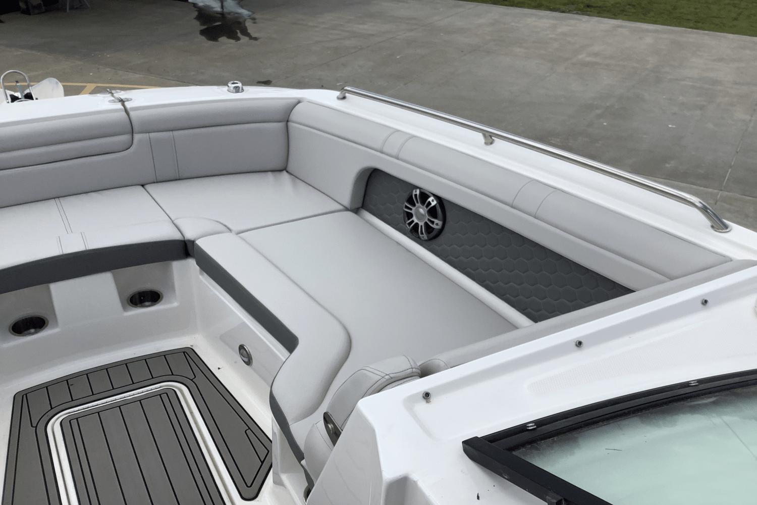 Slide: The Image of Sea Ray SDX 290 Outboard 2025 - 32
