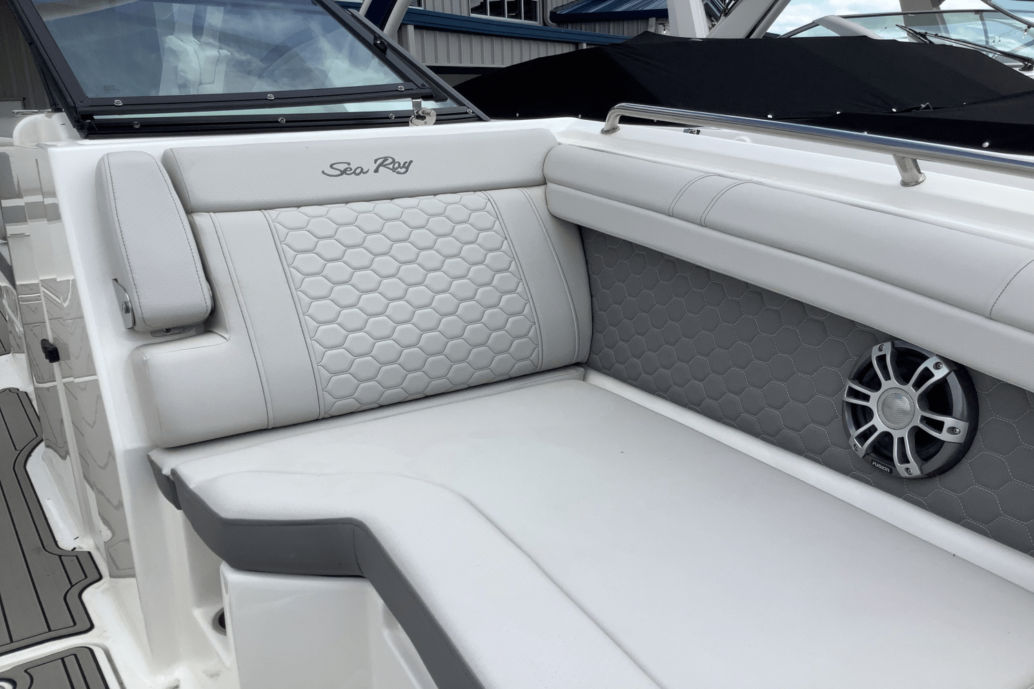 Slide: The Image of Sea Ray SDX 290 Outboard 2025 - 34