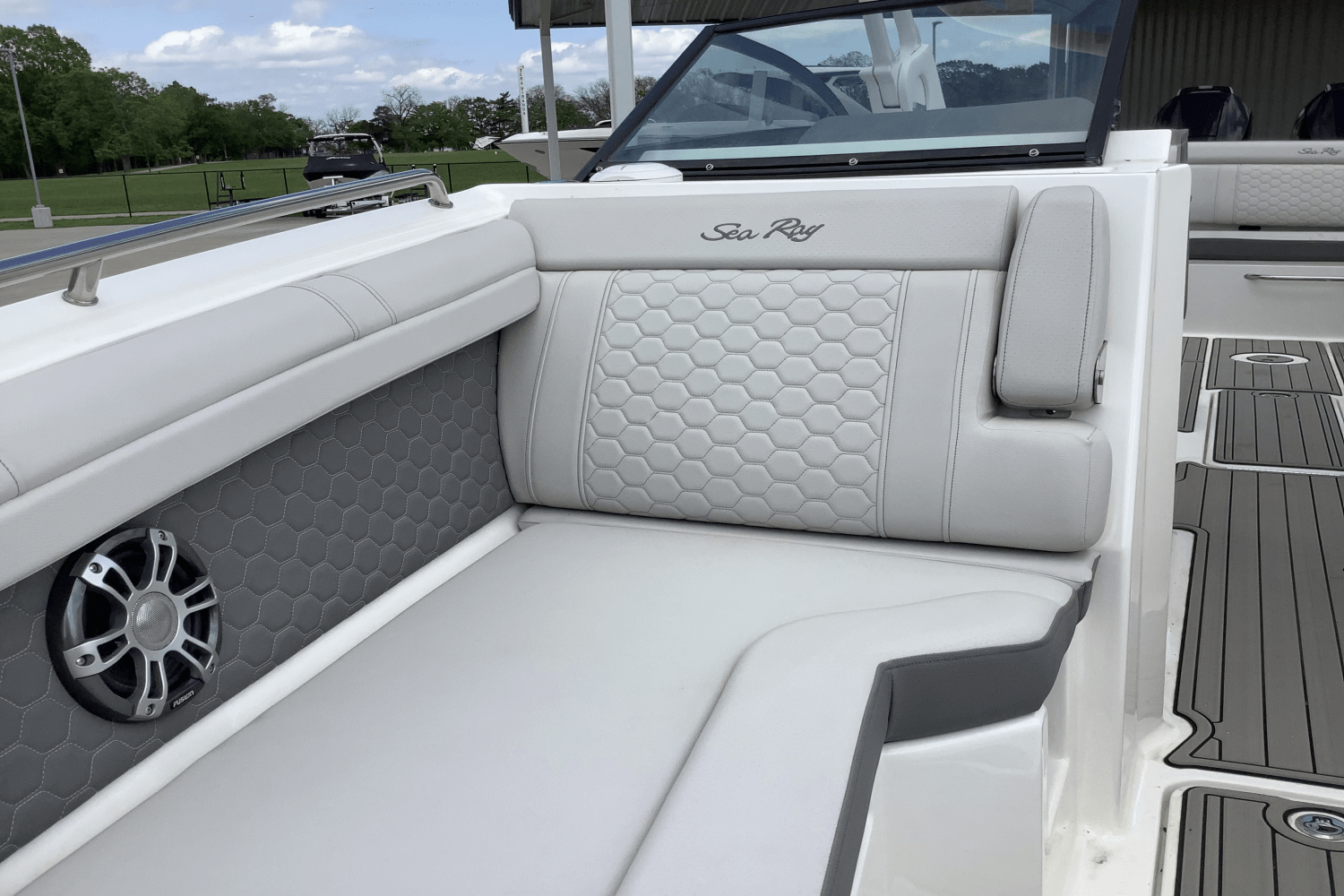 Slide: The Image of Sea Ray SDX 290 Outboard 2025 - 35