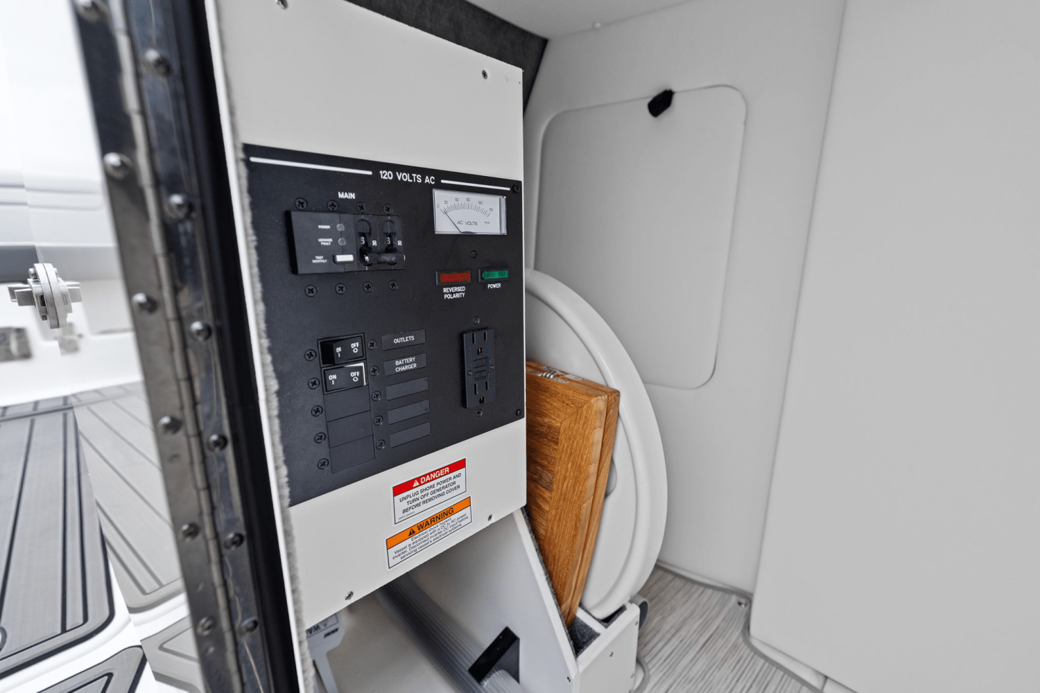 Slide: The Image of Sea Ray SDX 290 Outboard 2025 - 36