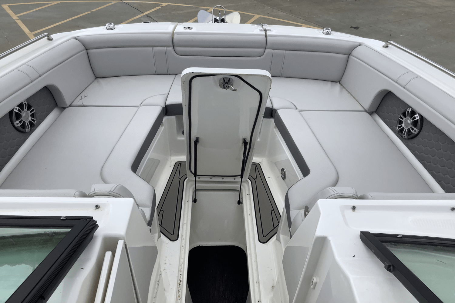 Slide: The Image of Sea Ray SDX 290 Outboard 2025 - 37