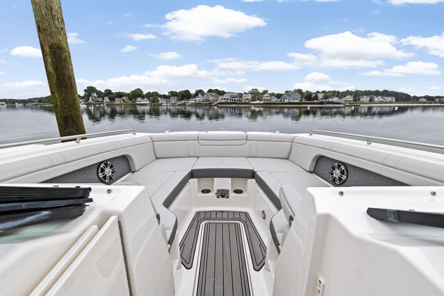 Slide: The Image of Sea Ray SDX 290 Outboard 2025 - 38