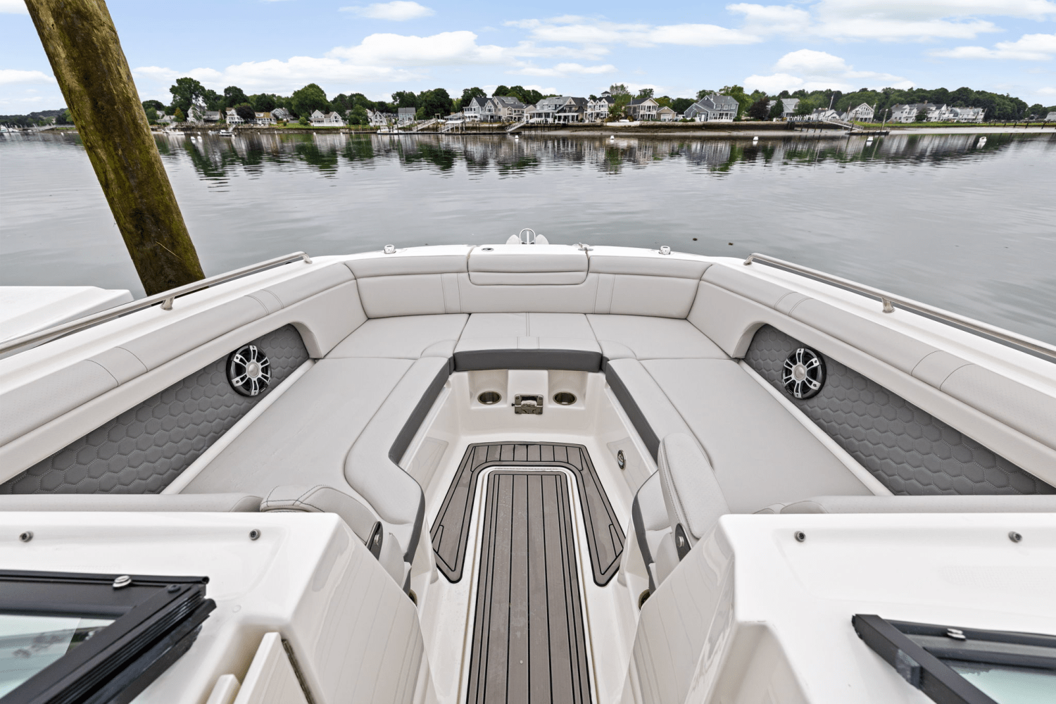 Slide: The Image of Sea Ray SDX 290 Outboard 2025 - 39