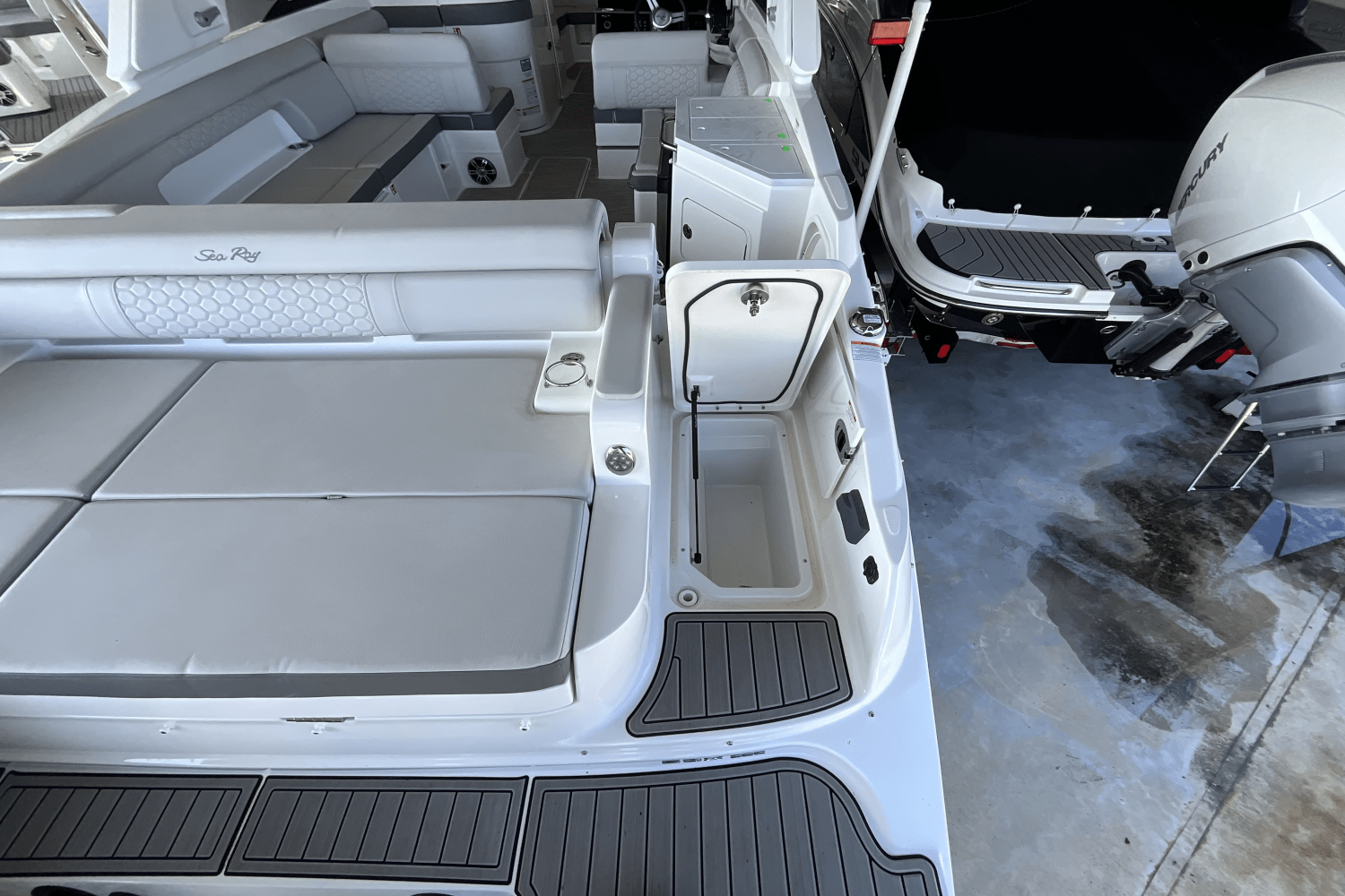 Slide: The Image of Sea Ray SDX 290 Outboard 2025 - 4