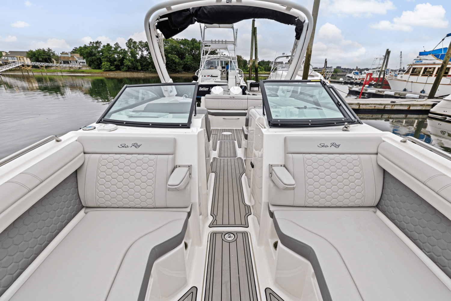 Slide: The Image of Sea Ray SDX 290 Outboard 2025 - 40