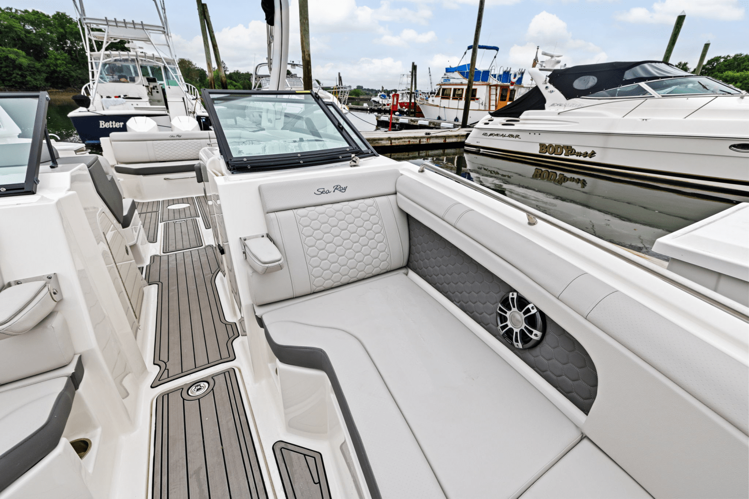 Slide: The Image of Sea Ray SDX 290 Outboard 2025 - 42