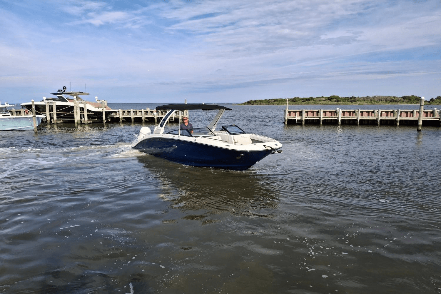 Slide: The Image of Sea Ray SDX 290 Outboard 2025 - 6