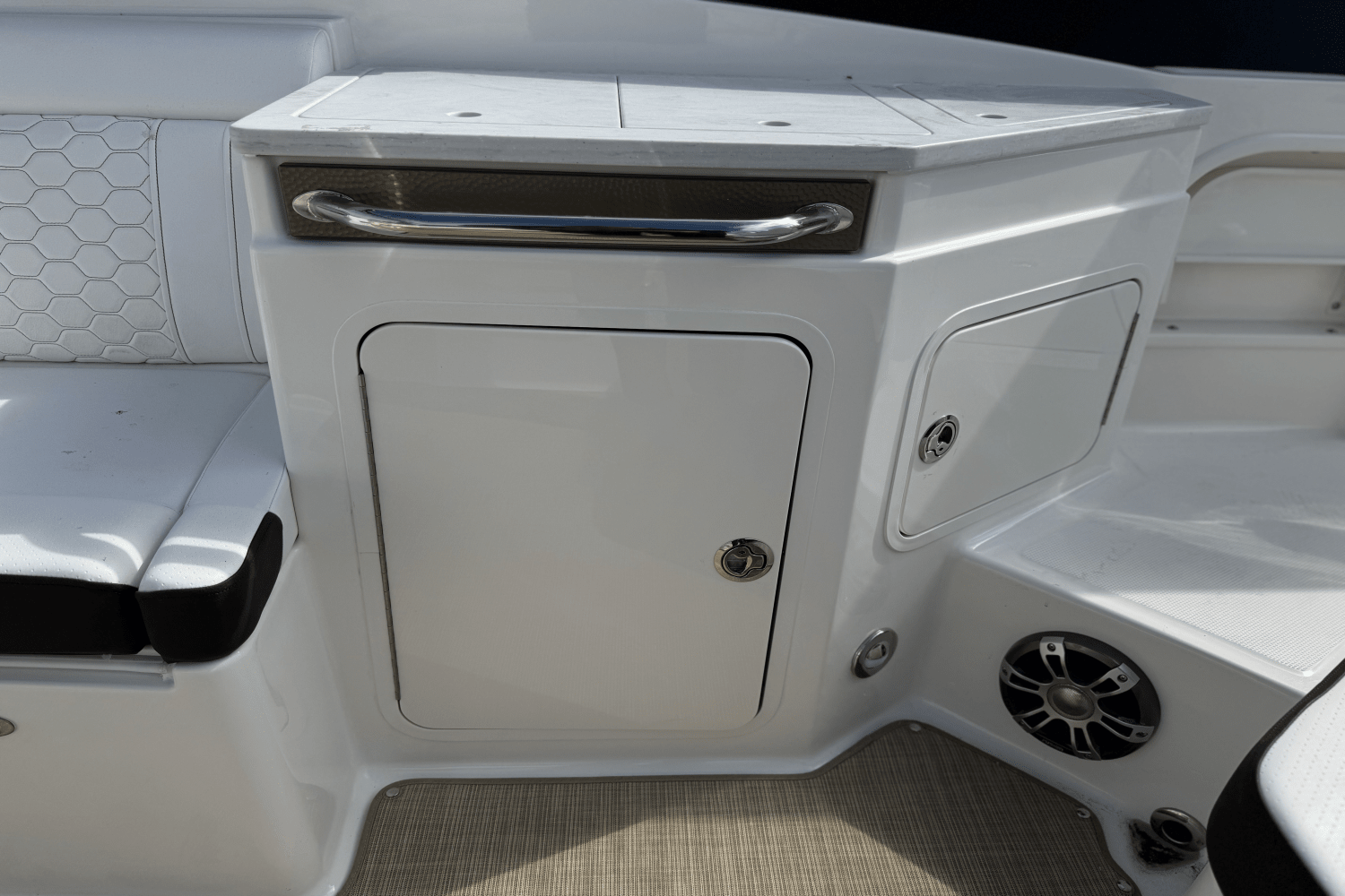 Slide: The Image of Sea Ray SDX 290 Outboard 2025 - 6