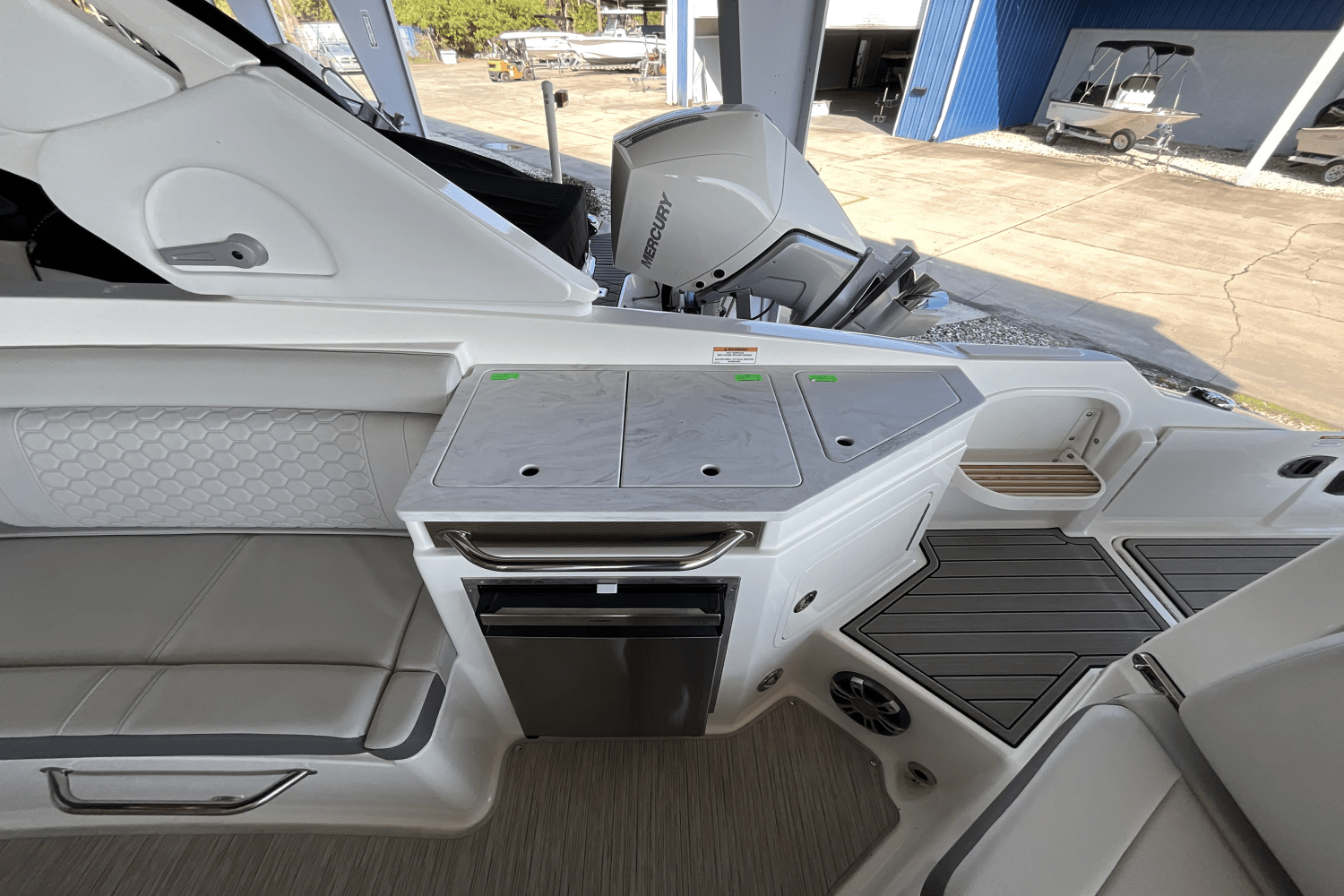 Slide: The Image of Sea Ray SDX 290 Outboard 2025 - 6