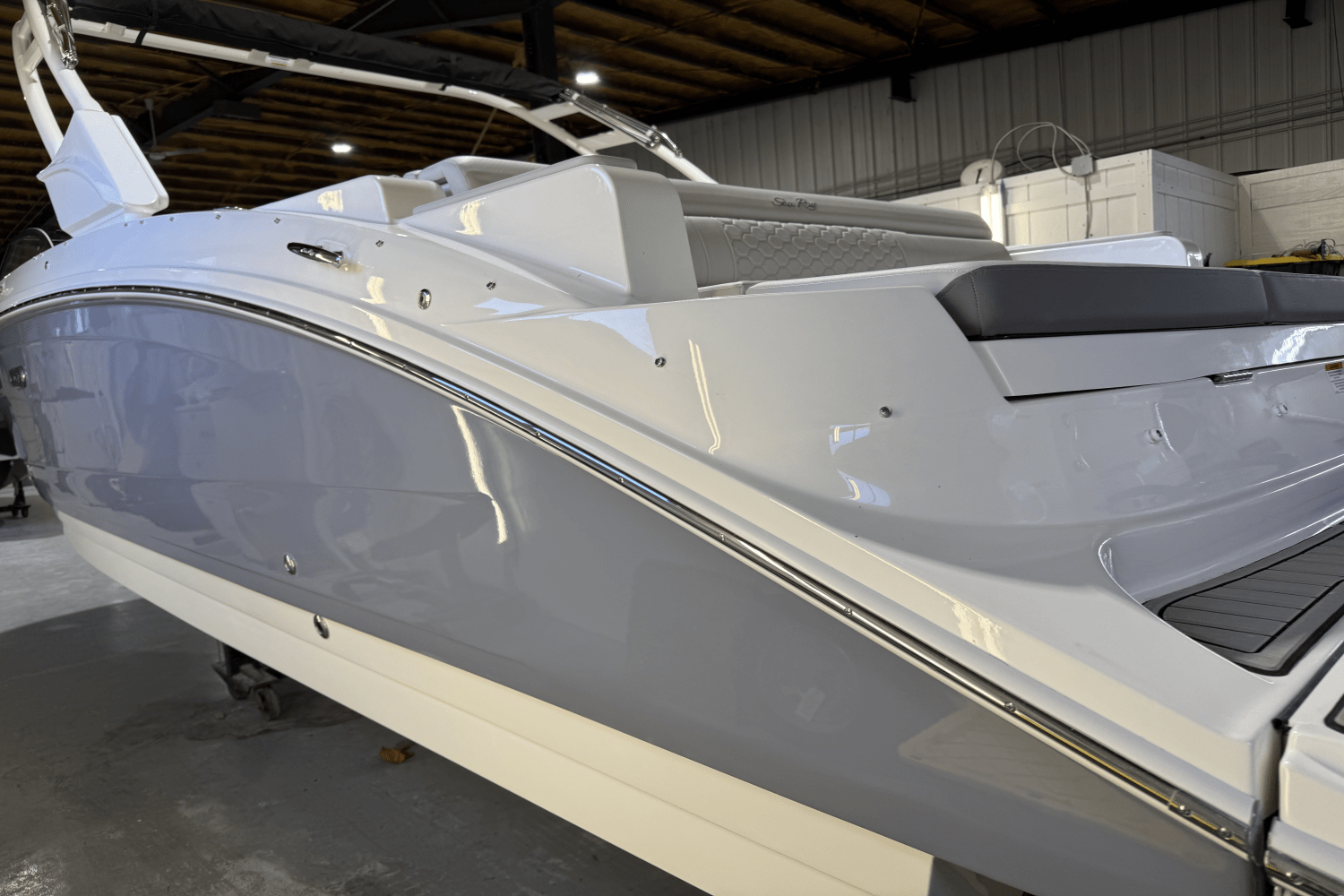 Slide: The Image of Sea Ray SDX 290 Outboard 2025 - 6