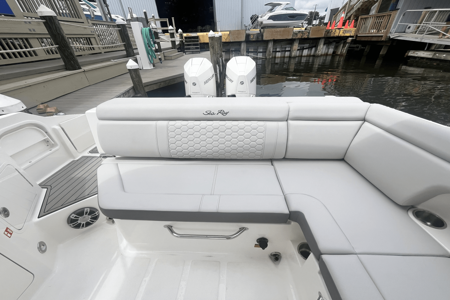Slide: The Image of Sea Ray SDX 290 Outboard 2025 - 6