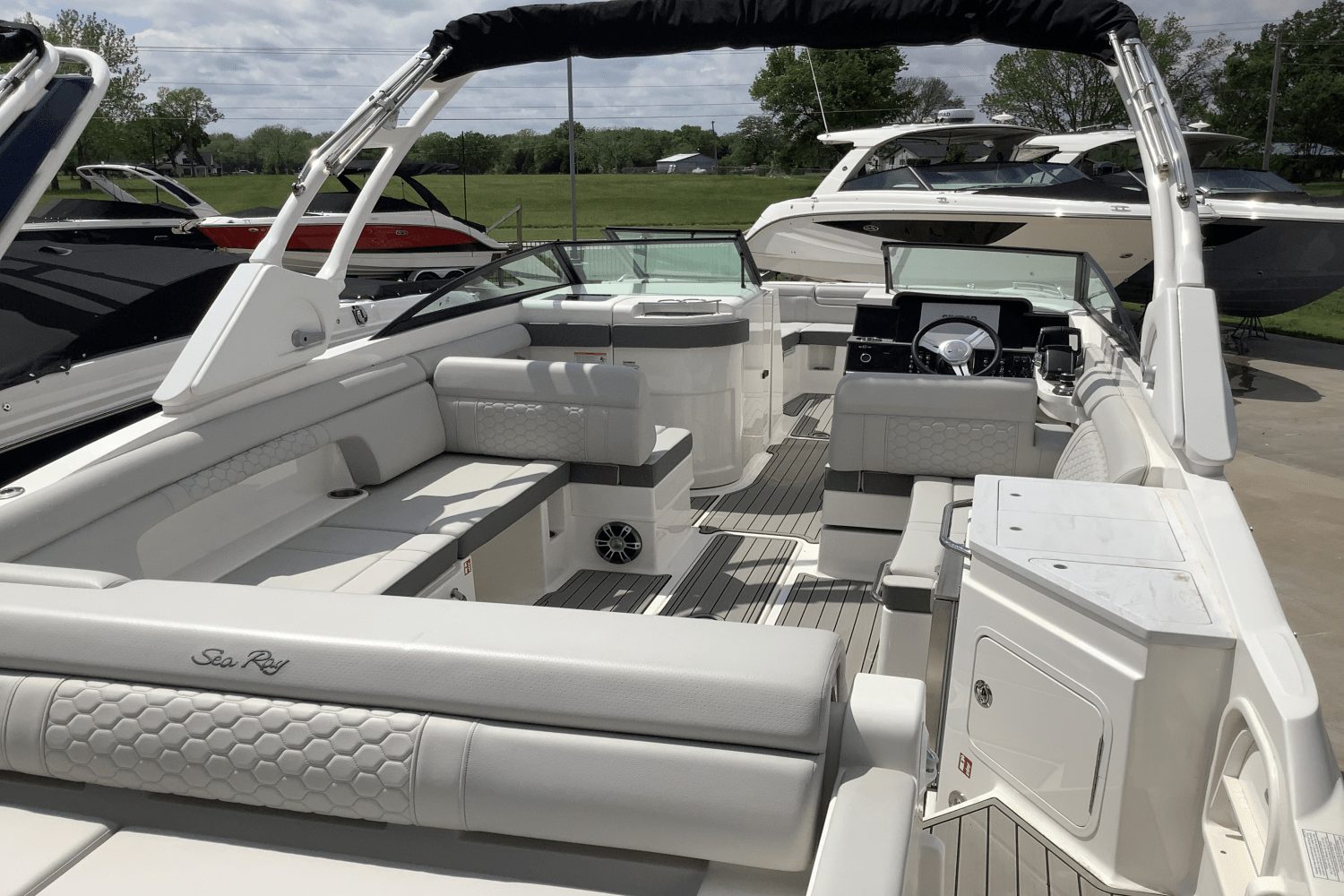 Slide: The Image of Sea Ray SDX 290 Outboard 2025 - 7