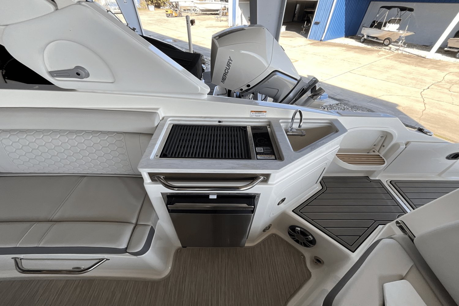 Slide: The Image of Sea Ray SDX 290 Outboard 2025 - 7