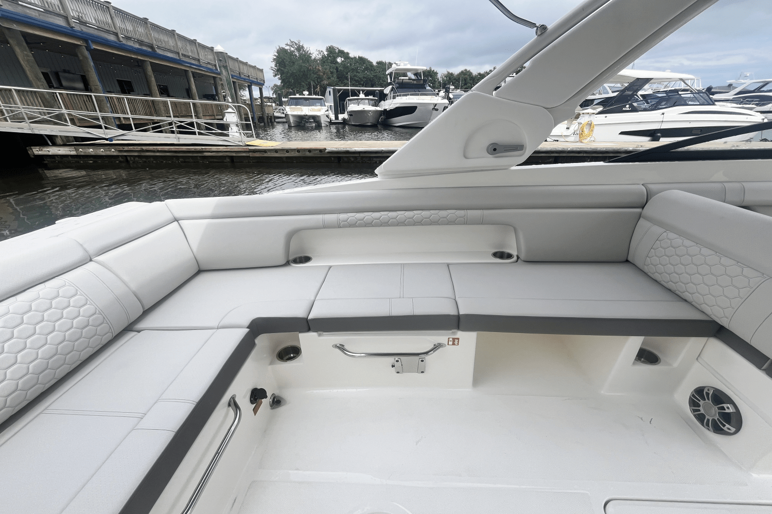 Slide: The Image of Sea Ray SDX 290 Outboard 2025 - 7