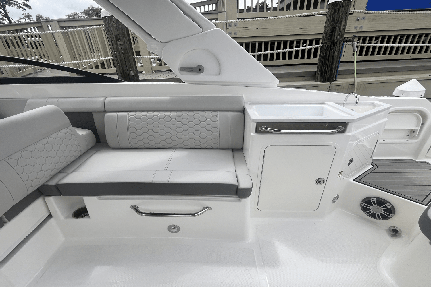 Slide: The Image of Sea Ray SDX 290 Outboard 2025 - 8