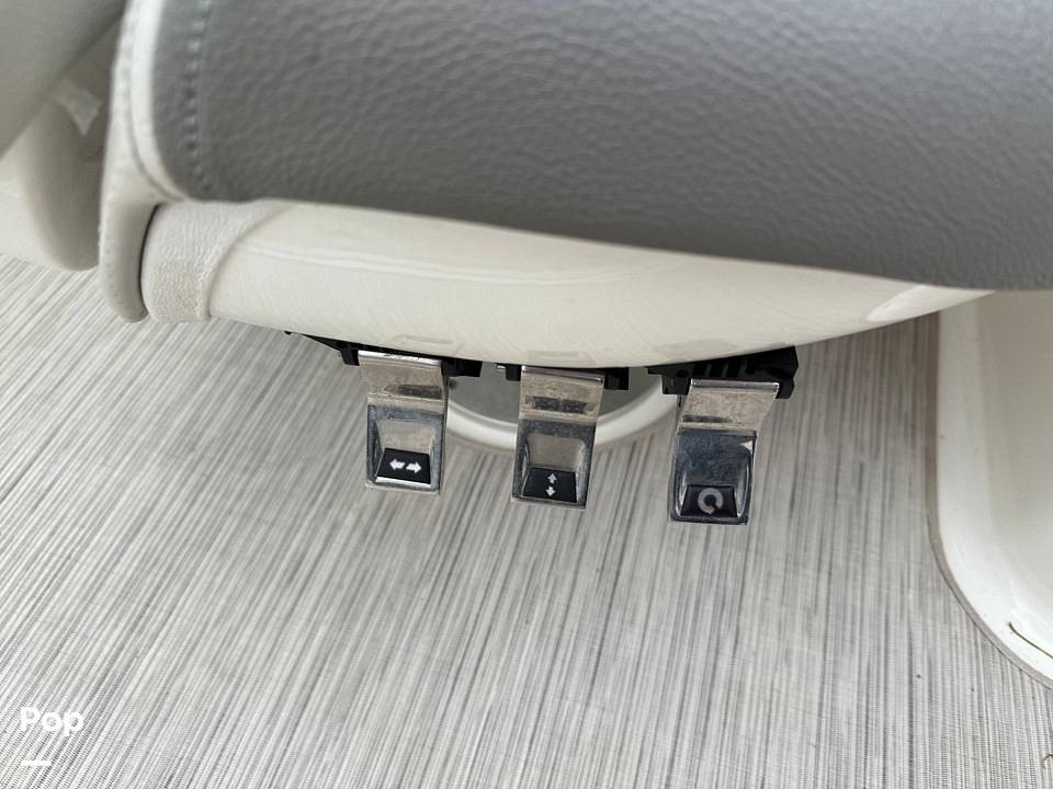 Slide: The Image of Sea Ray SLX 230 2020 - 15507976