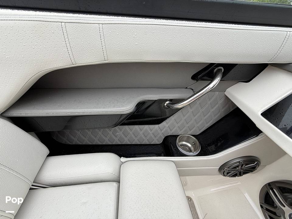 Slide: The Image of Sea Ray SLX 230 2020 - 15507981