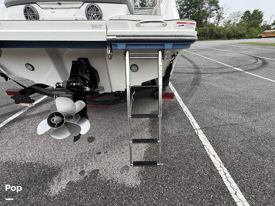 Slide: The Image of Sea Ray SLX 230 2020 - 15508001