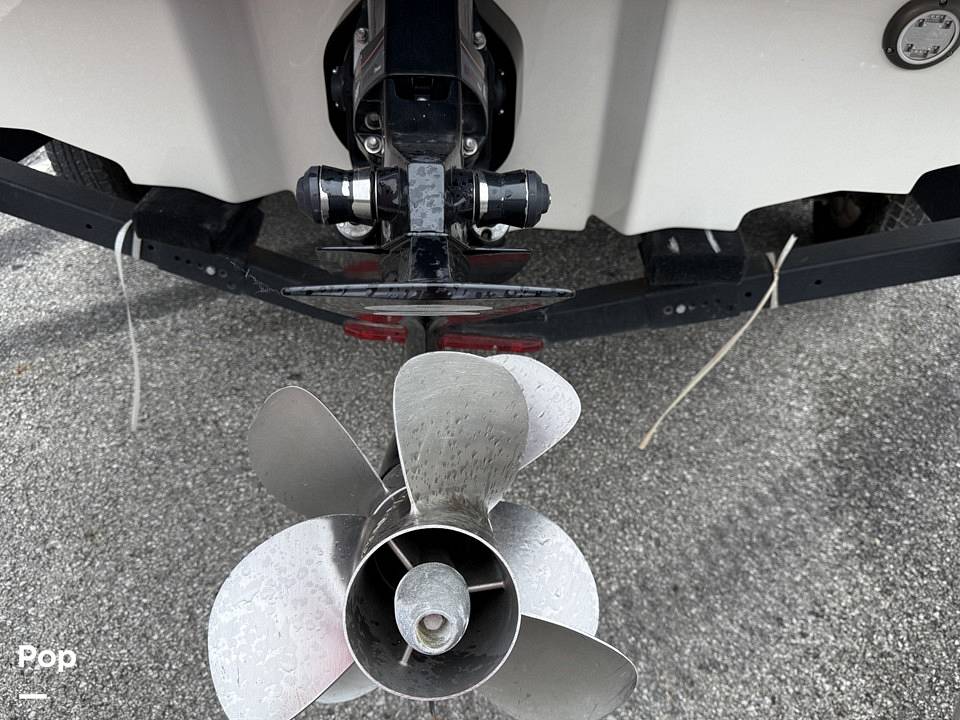 Slide: The Image of Sea Ray SLX 230 2020 - 15508005