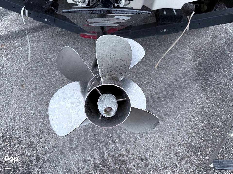 Slide: The Image of Sea Ray SLX 230 2020 - 15508007