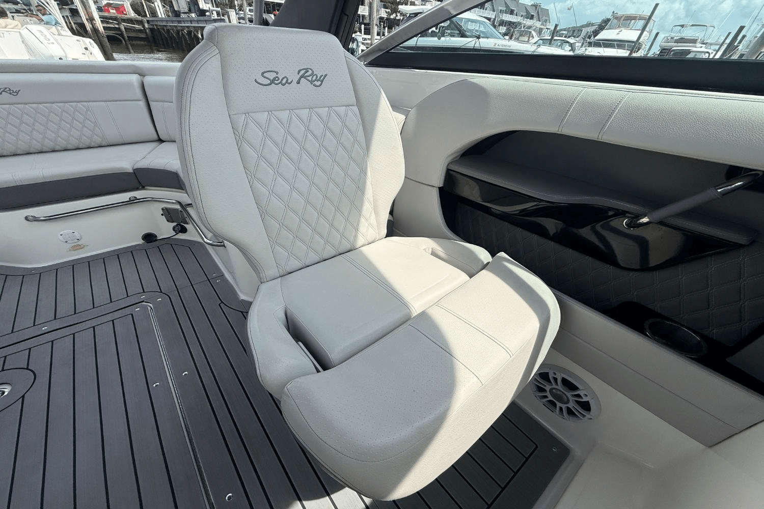Slide: The Image of Sea Ray SLX 250 2021 - 20