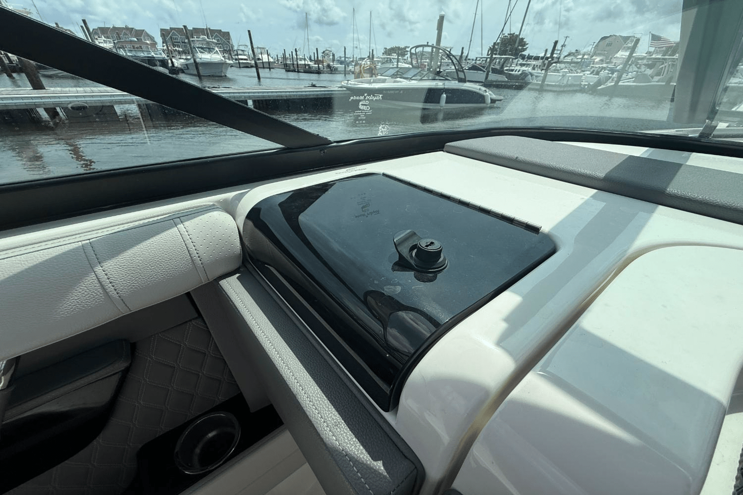 Slide: The Image of Sea Ray SLX 250 2021 - 21