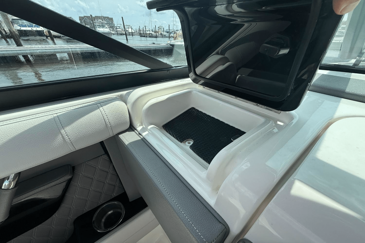 Slide: The Image of Sea Ray SLX 250 2021 - 22