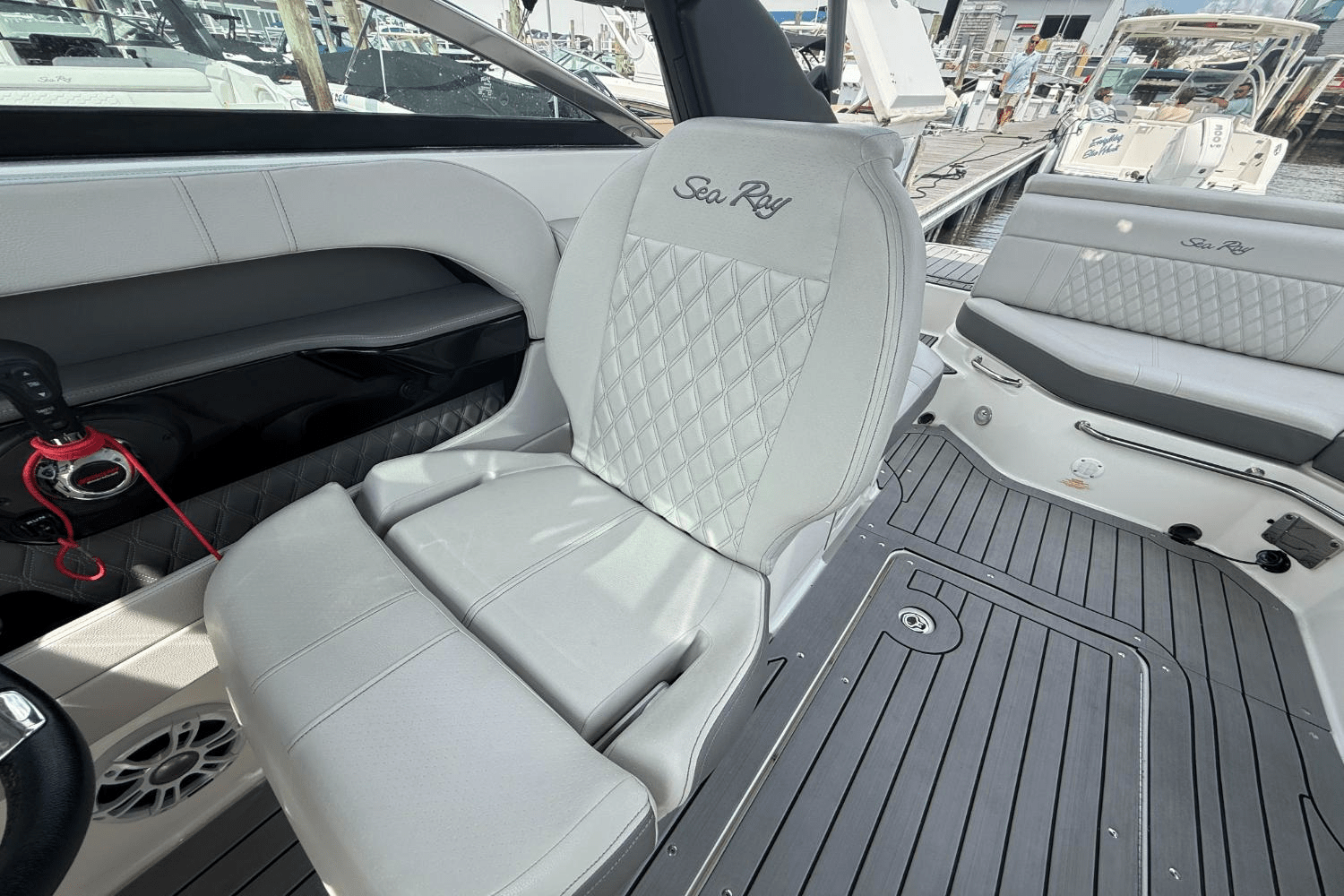 Slide: The Image of Sea Ray SLX 250 2021 - 23