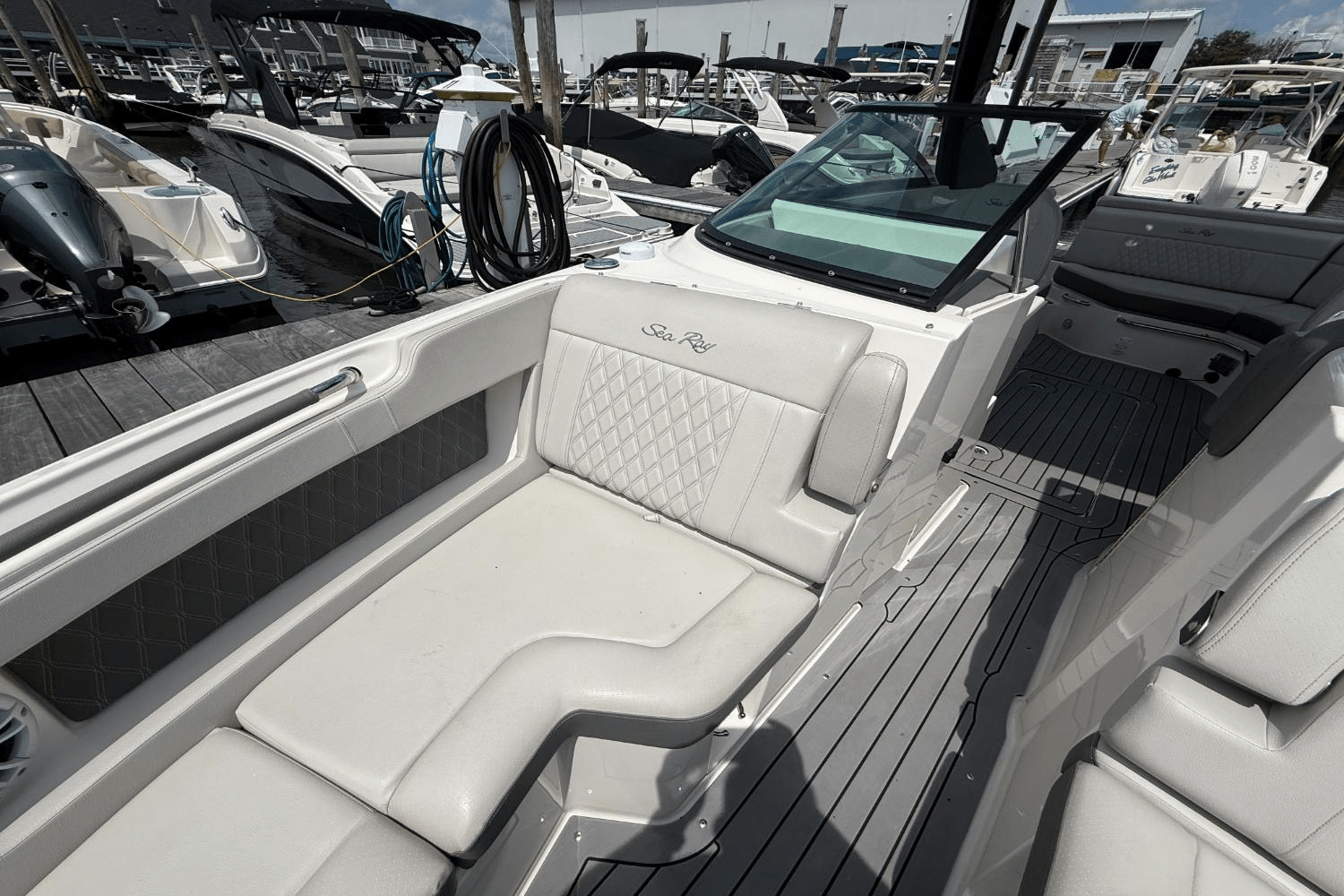 Slide: The Image of Sea Ray SLX 250 2021 - 32