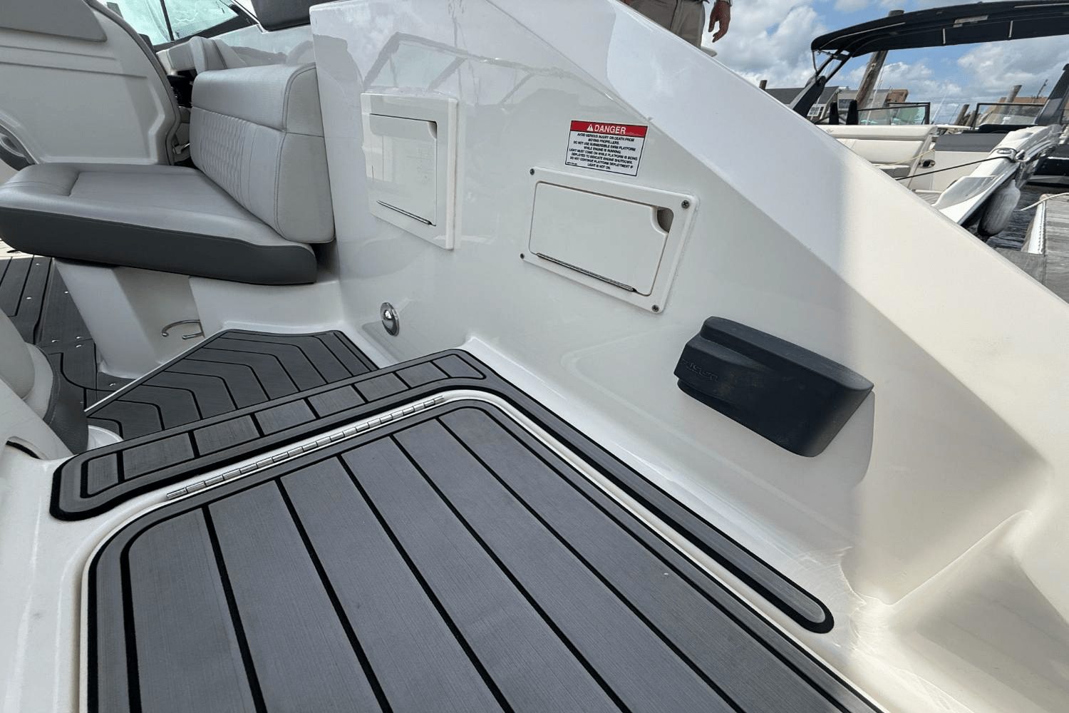 Slide: The Image of Sea Ray SLX 250 2021 - 8