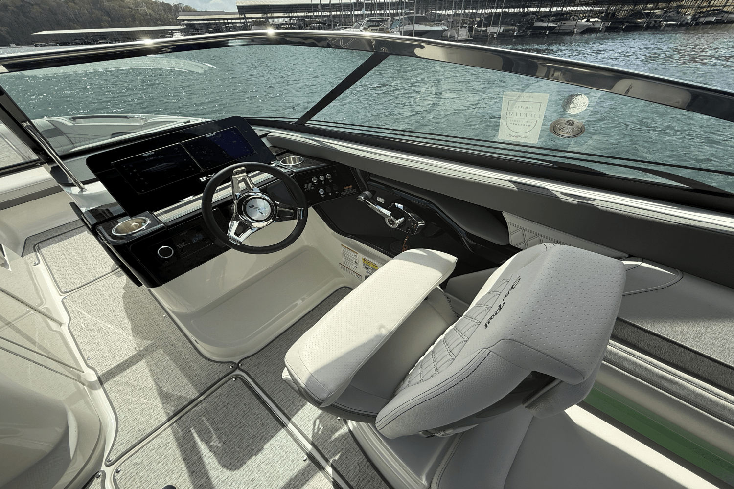 Slide: The Image of Sea Ray SLX 260 2025 - 21