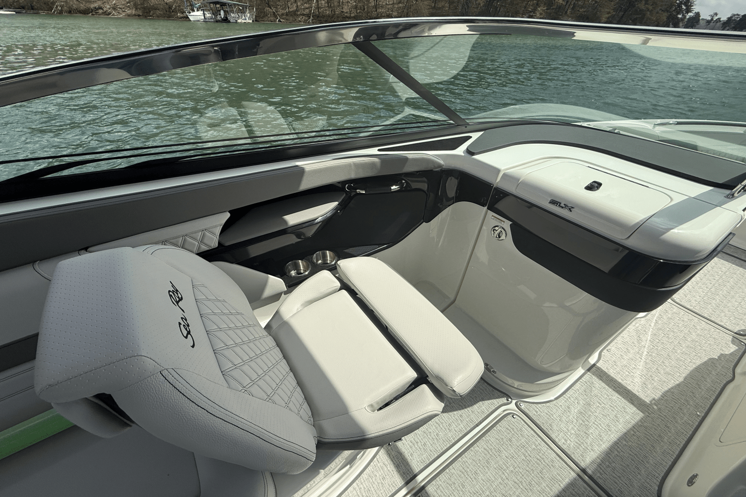 Slide: The Image of Sea Ray SLX 260 2025 - 23