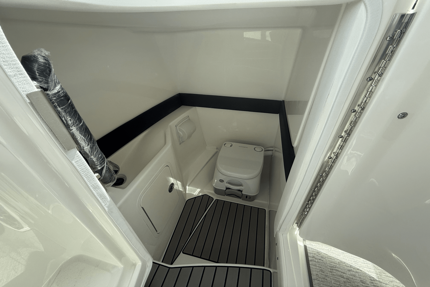 Slide: The Image of Sea Ray SLX 260 2025 - 24