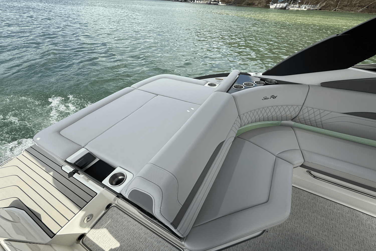 Slide: The Image of Sea Ray SLX 260 2025 - 25