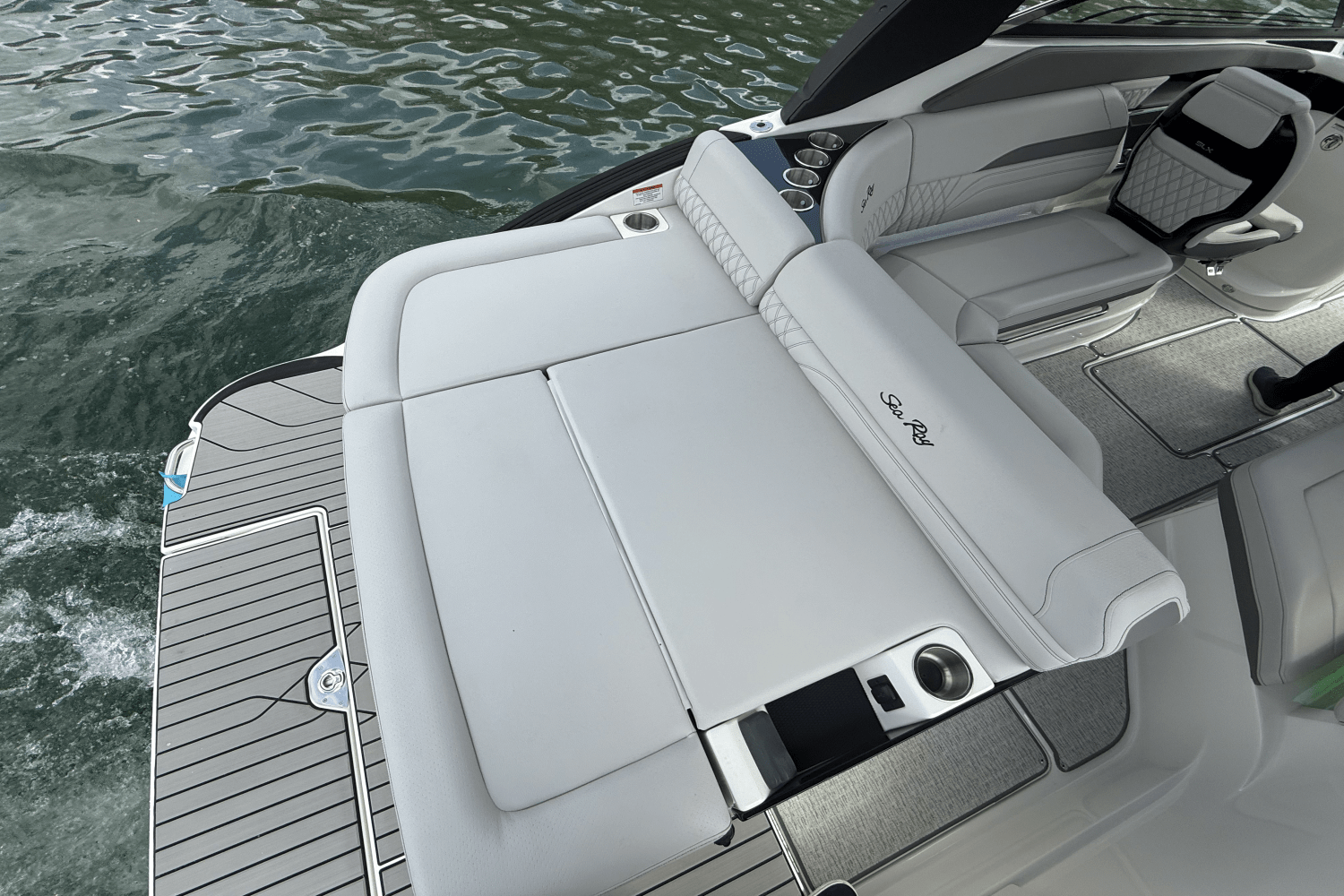 Slide: The Image of Sea Ray SLX 260 2025 - 26