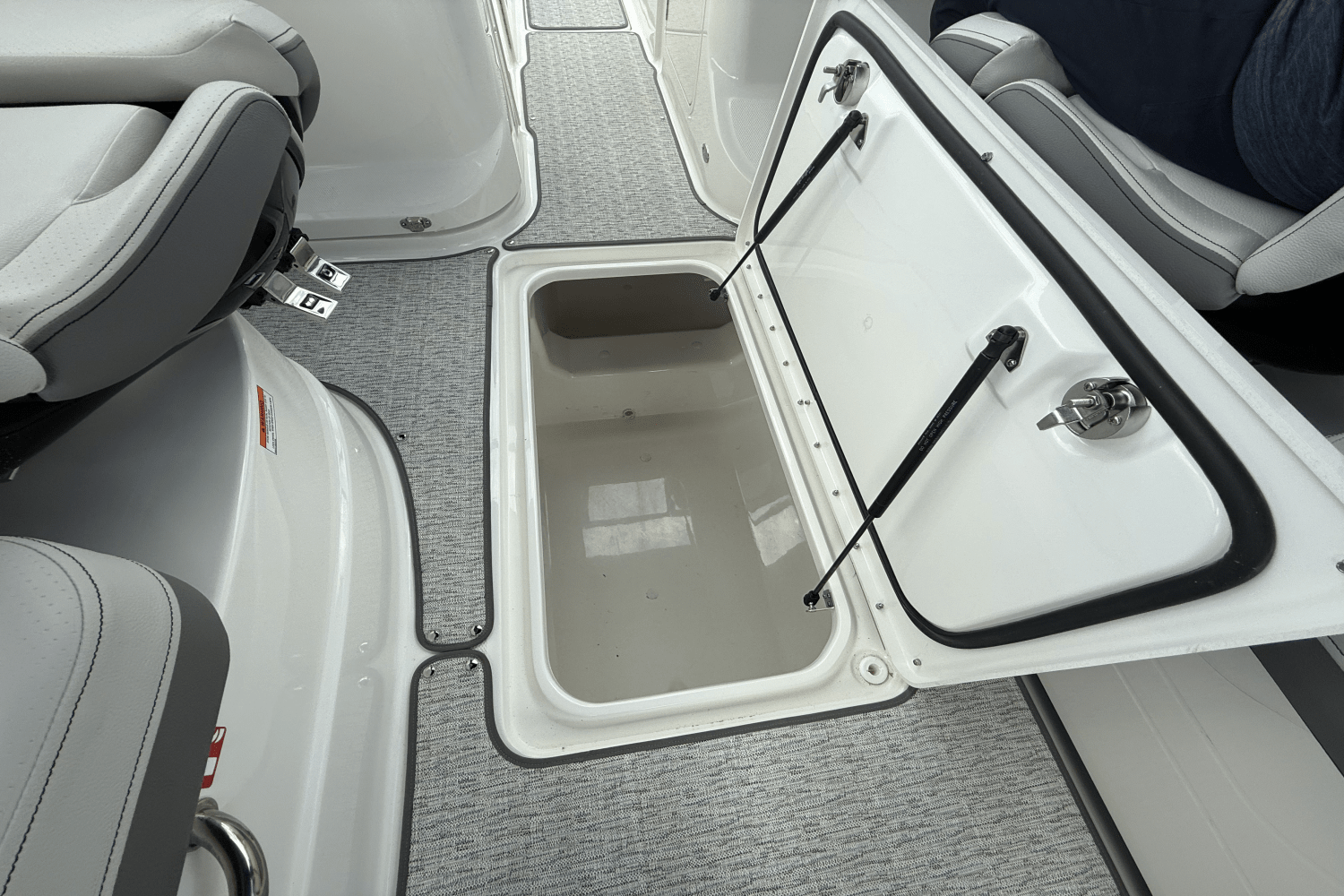 Slide: The Image of Sea Ray SLX 260 2025 - 27