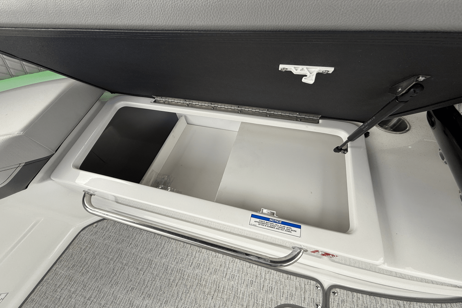 Slide: The Image of Sea Ray SLX 260 2025 - 28