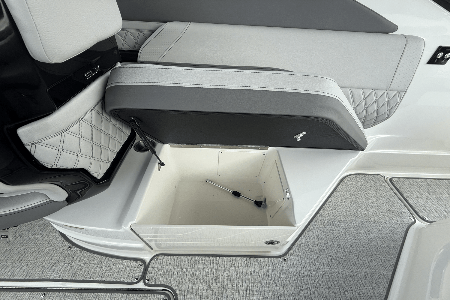 Slide: The Image of Sea Ray SLX 260 2025 - 29