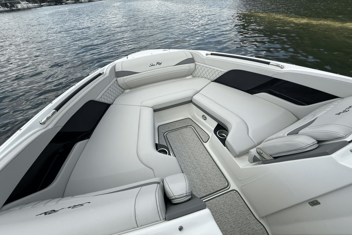 Slide: The Image of Sea Ray SLX 260 2025 - 30