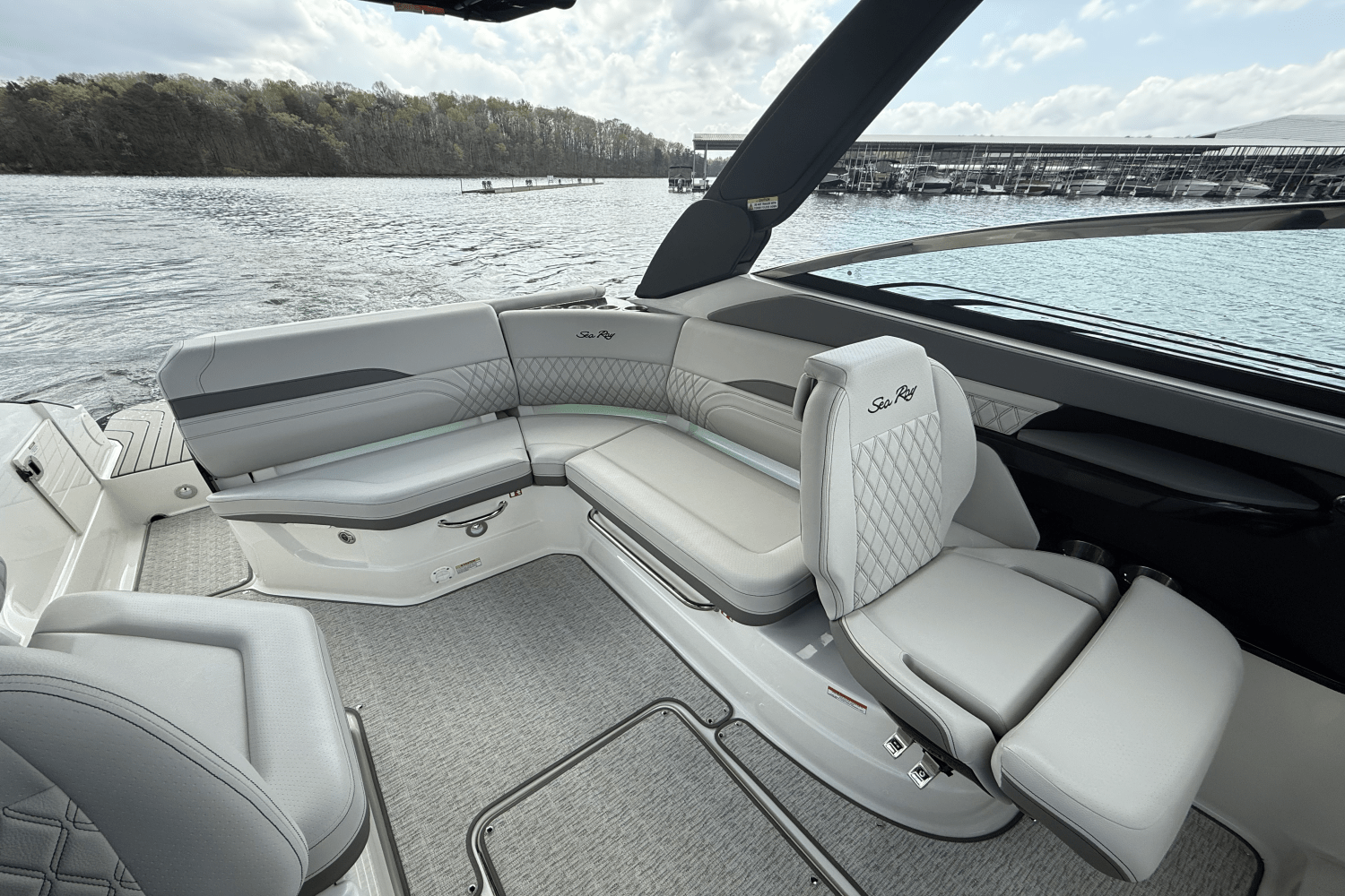 Slide: The Image of Sea Ray SLX 260 2025 - 31