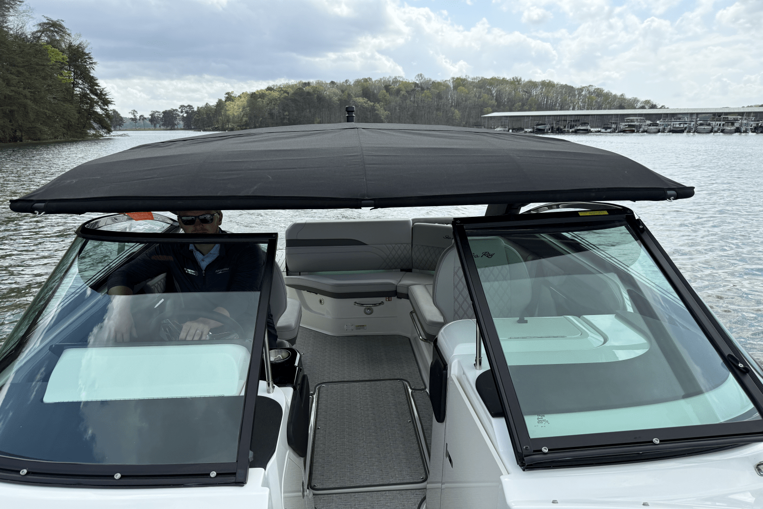 Slide: The Image of Sea Ray SLX 260 2025 - 32