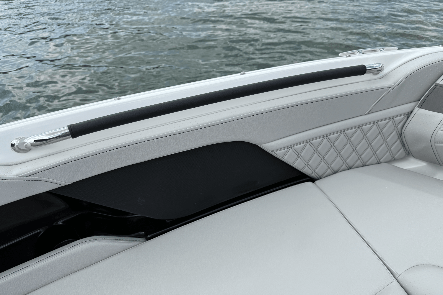 Slide: The Image of Sea Ray SLX 260 2025 - 33