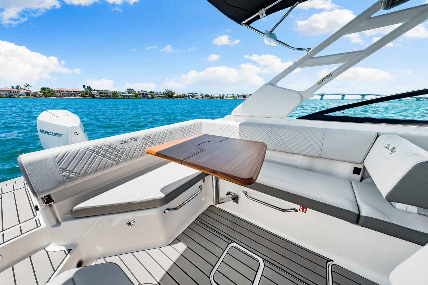Slide: The Image of Sea Ray SLX 260 Outboard 2024 - 16