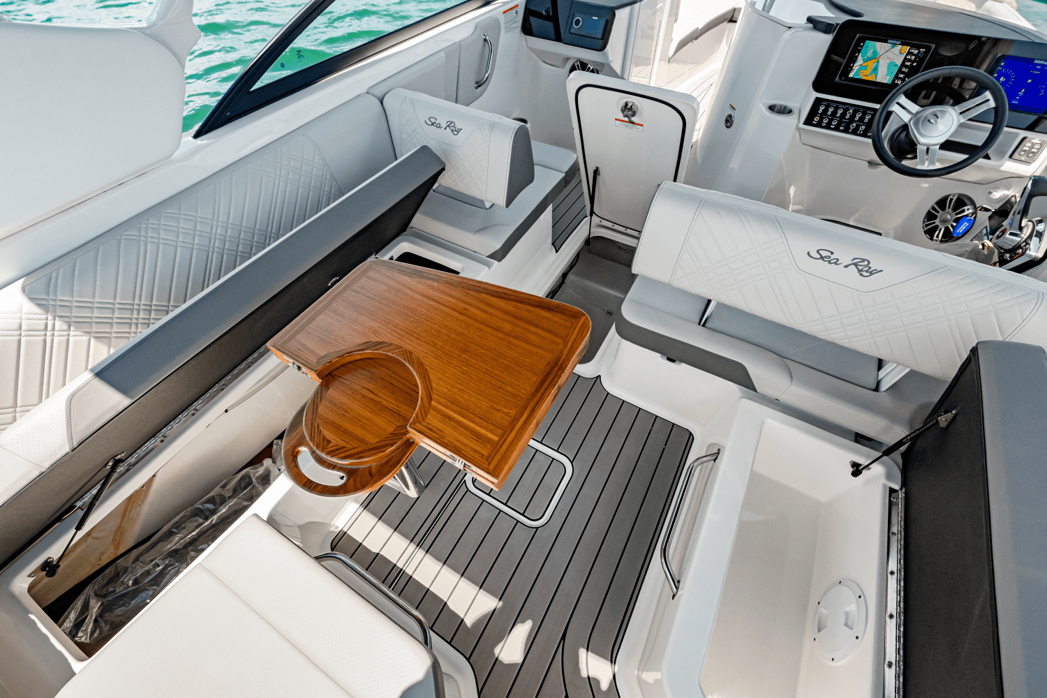Slide: The Image of Sea Ray SLX 260 Outboard 2024 - 18