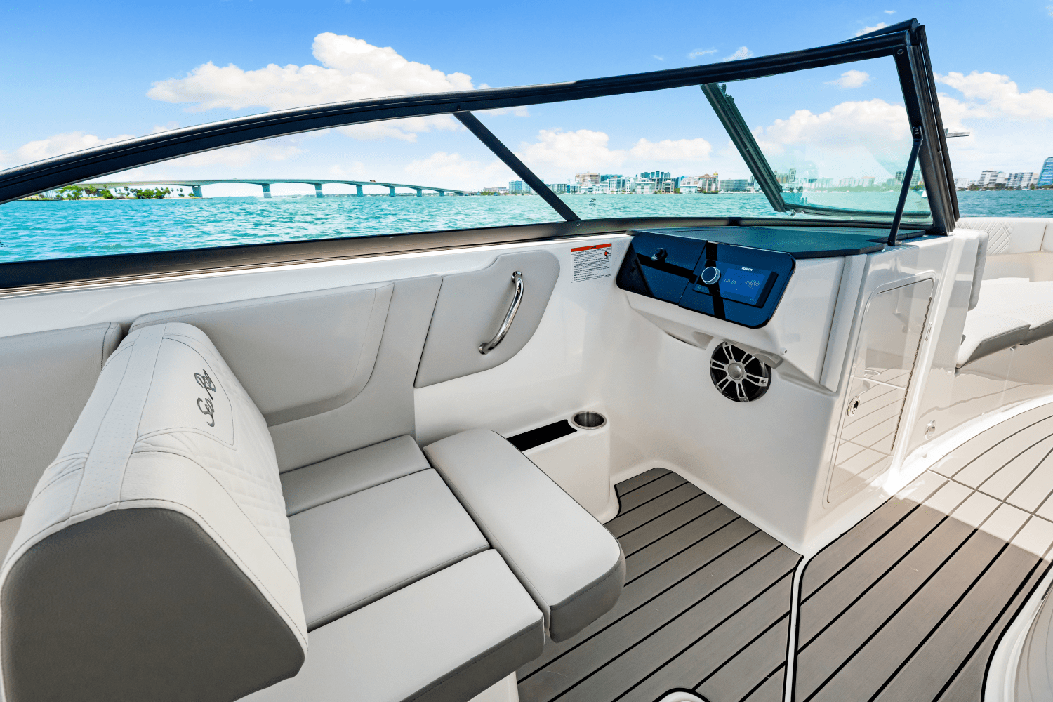 Slide: The Image of Sea Ray SLX 260 Outboard 2024 - 22